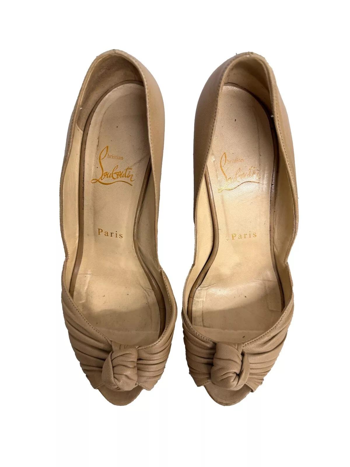 Pre-Owned Christian Louboutin Greissimo Pump 

Material: Leather
Color: Beige
Style: Heel 
Shoe line: Greissimo Pump  
Heal size: 8 cm/ 3.15 inches 
Condition: Good
Made in Italy