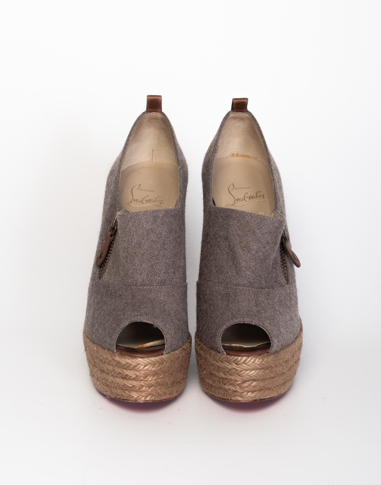 COLOR: grey and brown 
MATERIAL: Wool. Straw and leather 
SIZE: 37 EU
HEEL HEIGHT: 100 mm (4 inches)
COMES WITH: Dust bag
CONDITION: Bottoms are worn with stains & scuffs, but the top is in great shape.

Made in Spain