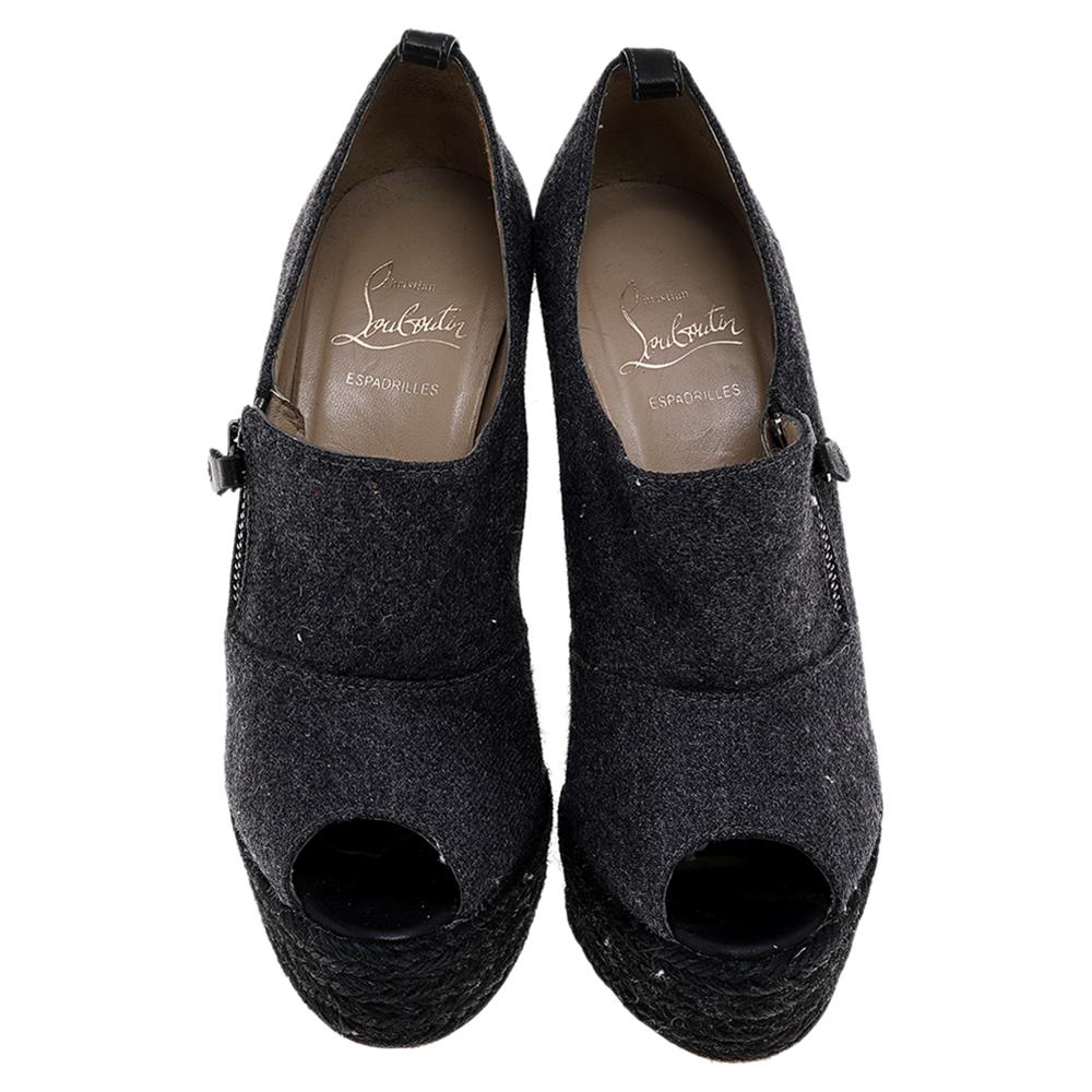 Ces sandales Deroba de Christian Louboutin sont tout à fait dans la tendance ! Elles sont fabriquées en cuir et en tissu et présentent une silhouette peep-toe avec des fermetures éclair sur les côtés. Elles reposent sur des talons compensés de 14