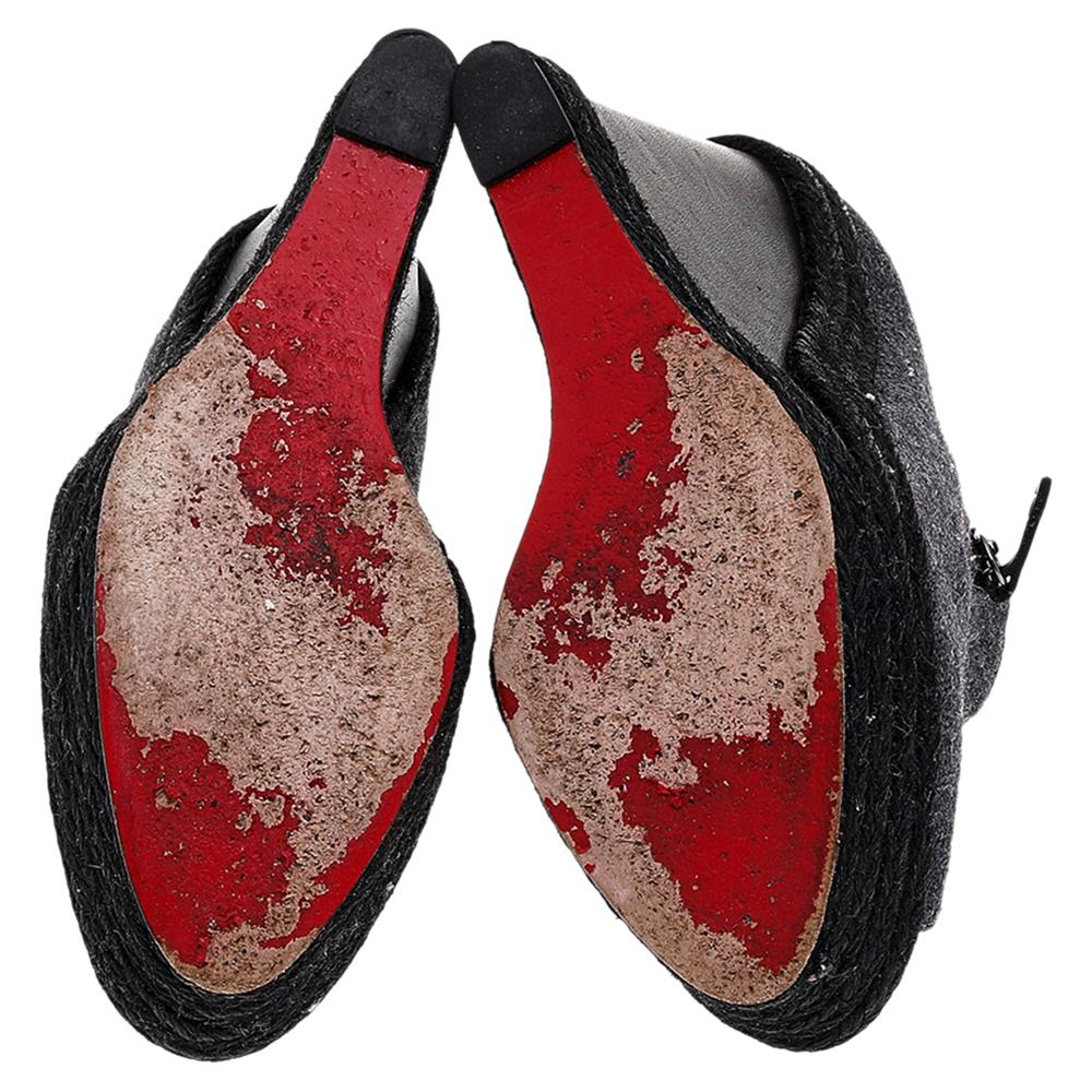 Christian Louboutin Grey Fabric Deroba Peep Toe Espadrille Wedge Sandals Size 37 In Good Condition For Sale In Dubai, Al Qouz 2