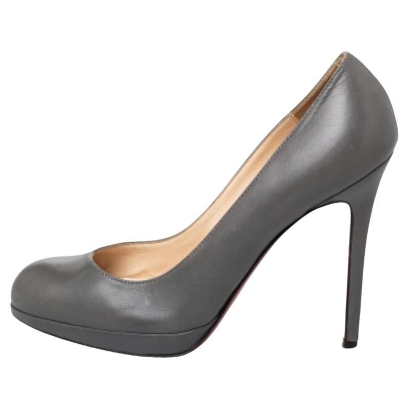 Christian Louboutin, pelle grigia, nuove pompe semplici taglia 39