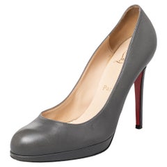 Christian Louboutin Escarpins simples en cuir gris, Taille 39, Neuf