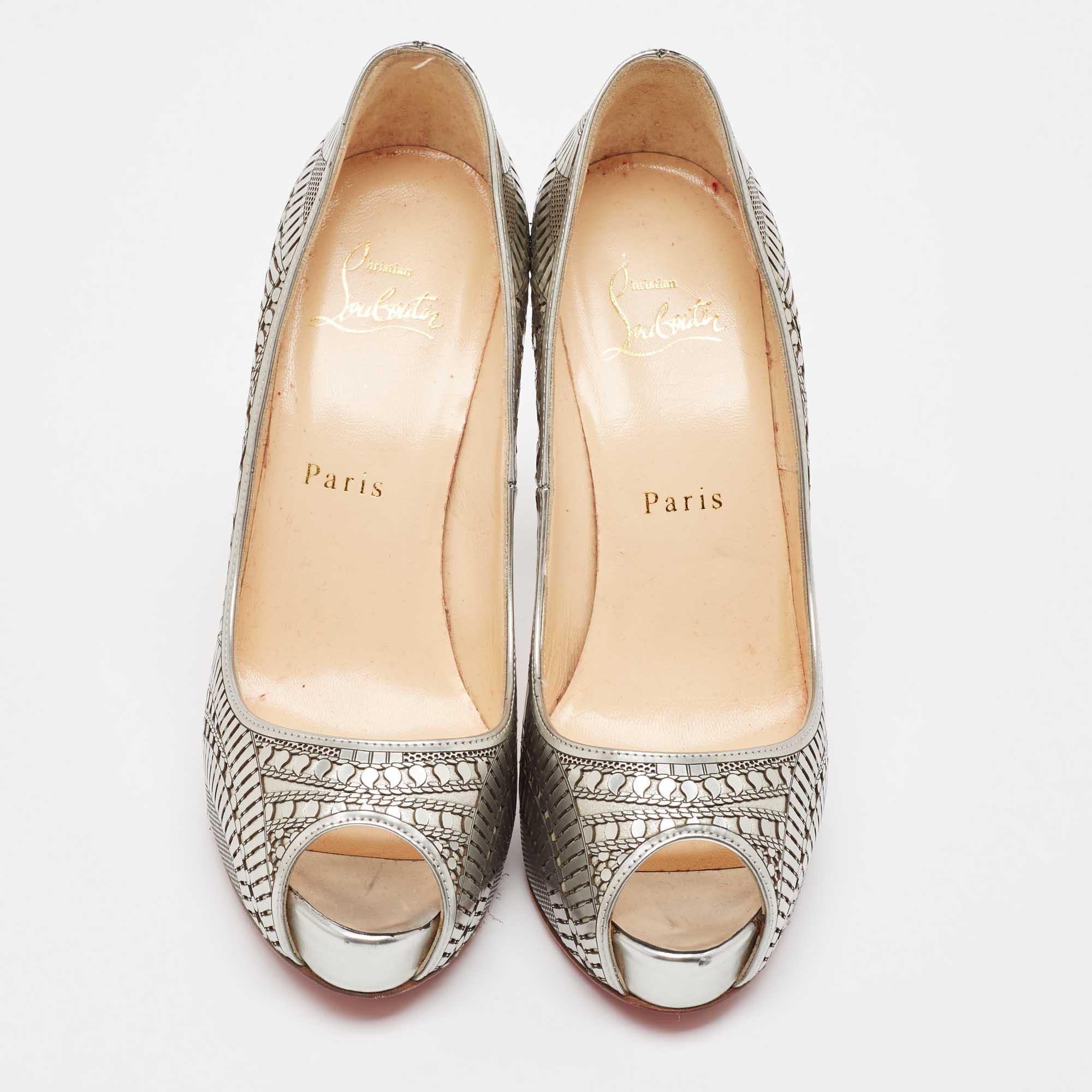 Beige Christian Louboutin Escarpins à plateforme Suellena en cuir gris 36,5 en vente