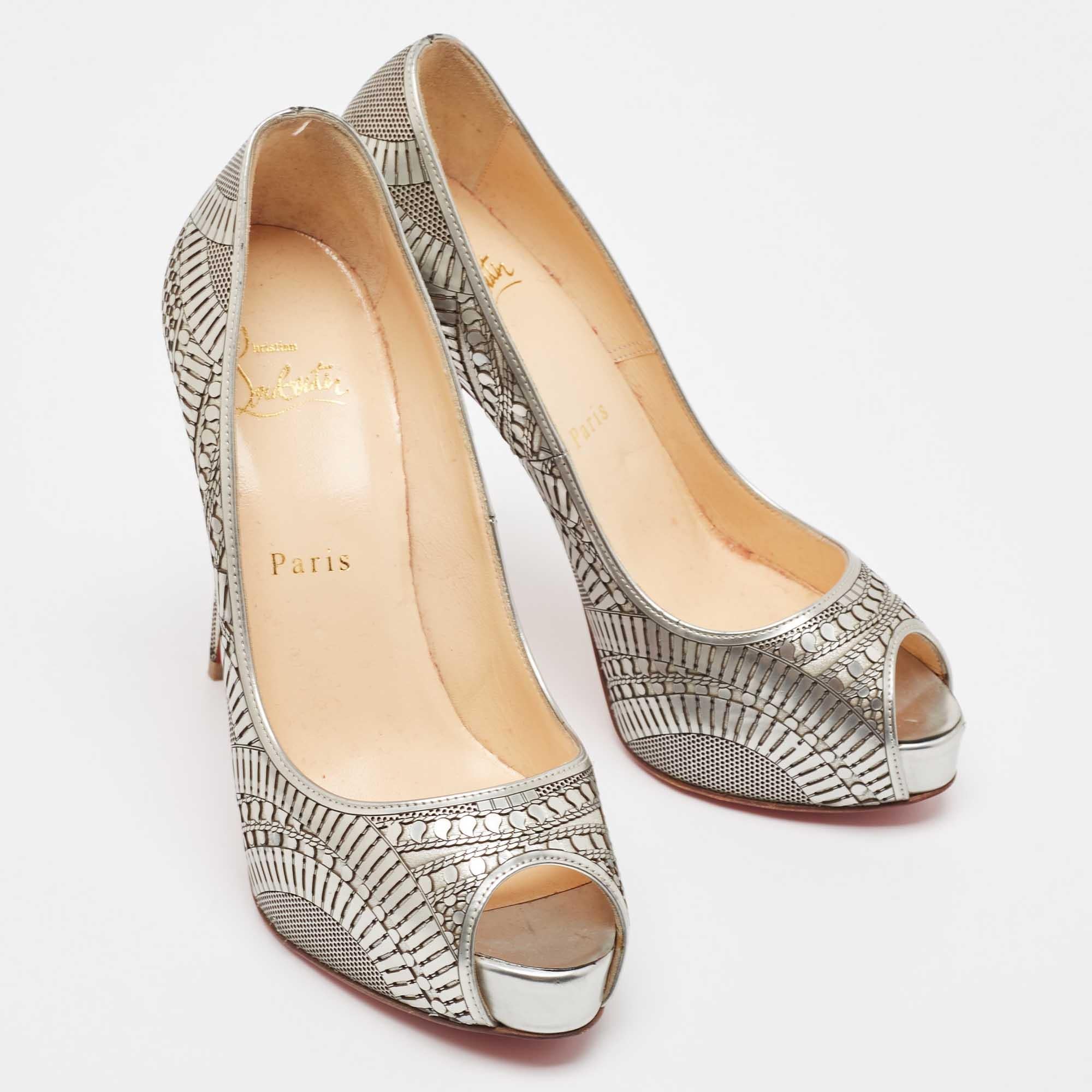 Christian Louboutin Escarpins à plateforme Suellena en cuir gris 36,5 Excellent état - En vente à Dubai, Al Qouz 2