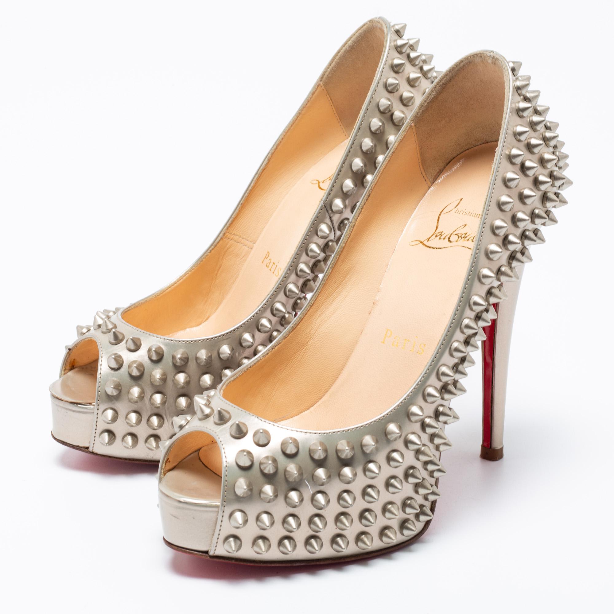 Christian Louboutin Grey Patent Leather Lady Peep Toe Spikes Pumps Size 34 In Good Condition For Sale In Dubai, Al Qouz 2
