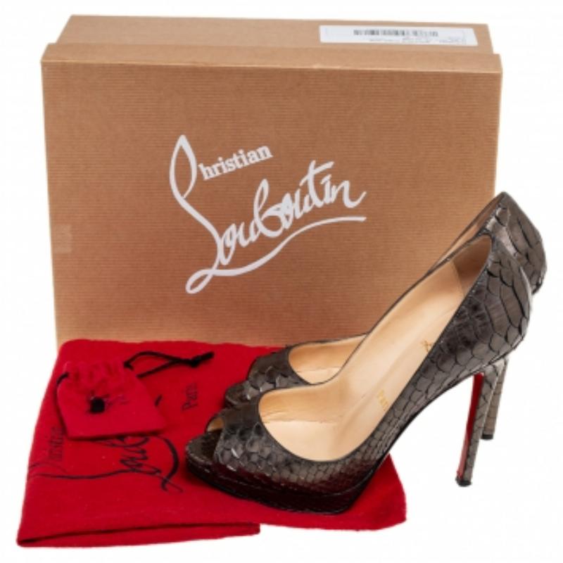 Création emblématique de Christian Louboutin, ces magnifiques sandales Lady Peep confèrent glamour et chic à vos pieds. Elles sont réalisées en cuir de python gris métallisé et sont dotées de peep toes et de plates-formes. Elles sont montées sur