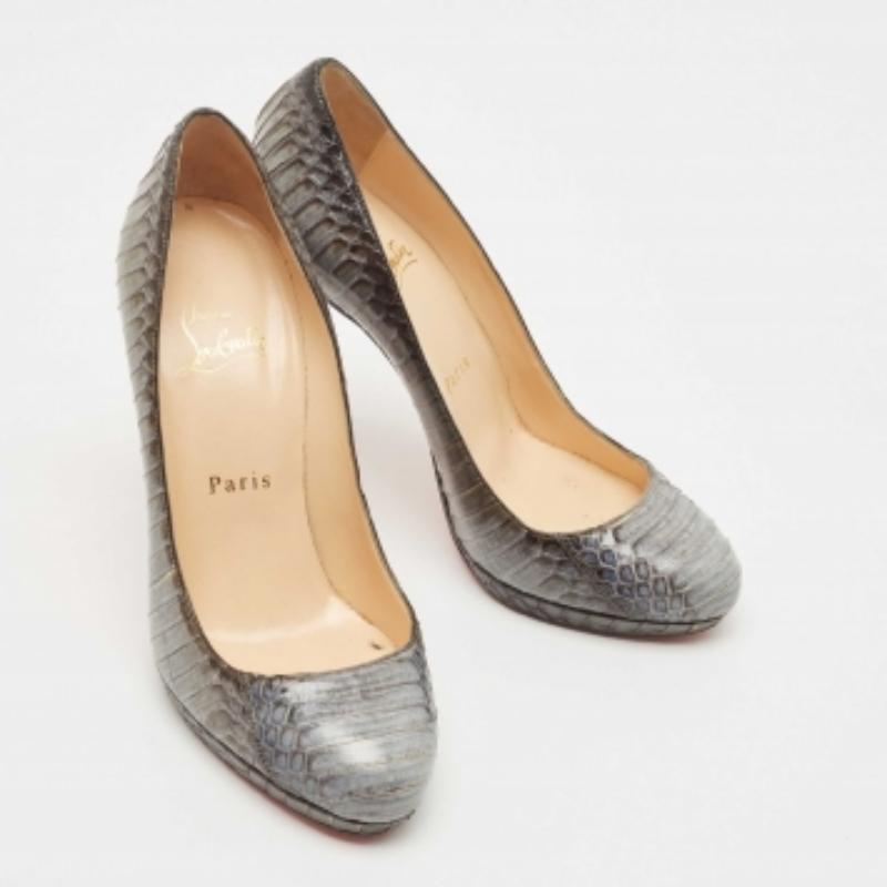 Christian Louboutin Grau Python Leder Runde Zehe Pumps Größe 37.5 im Zustand „Gut“ im Angebot in Dubai, Al Qouz 2