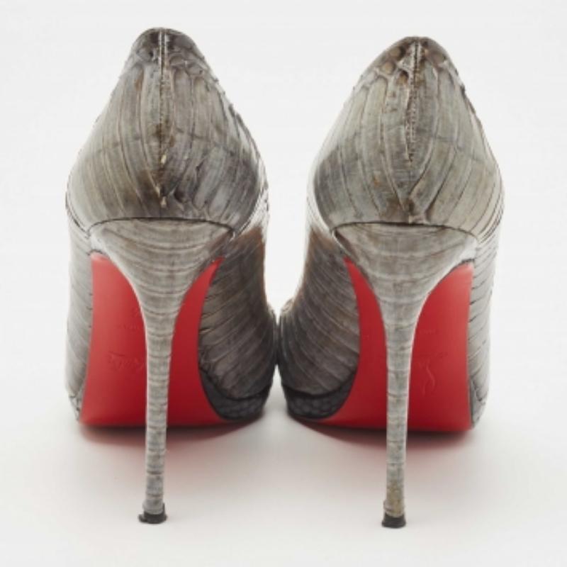 Christian Louboutin Grau Python Leder Runde Zehe Pumps Größe 37.5 im Angebot 1