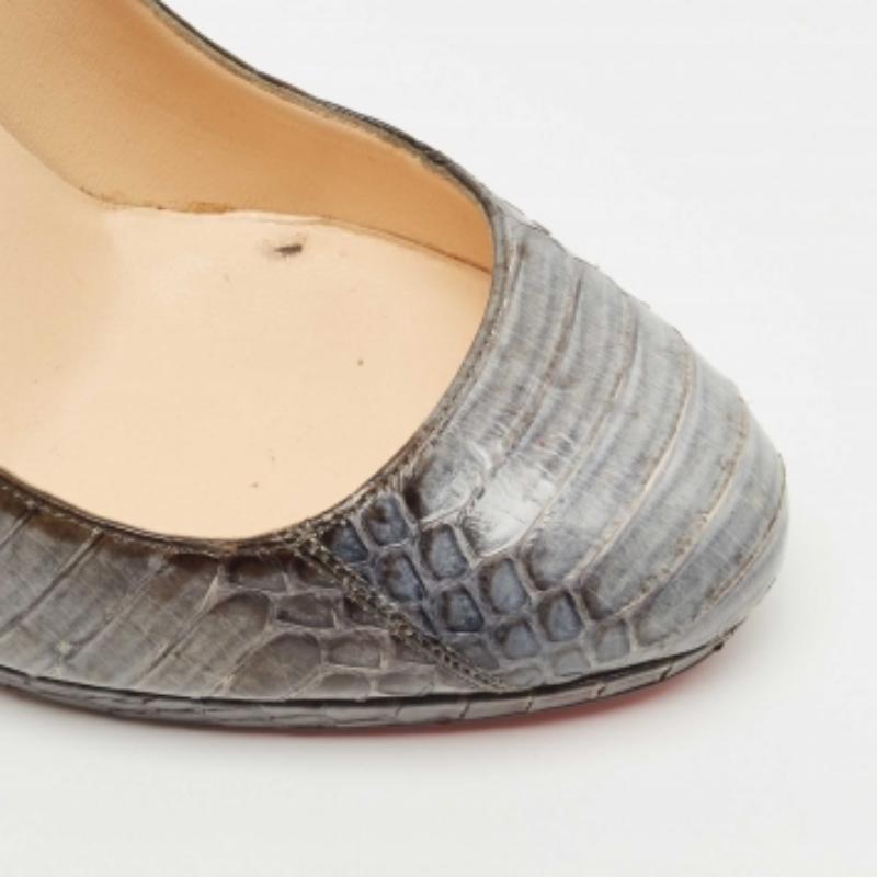 Christian Louboutin Grau Python Leder Runde Zehe Pumps Größe 37.5 im Angebot 3
