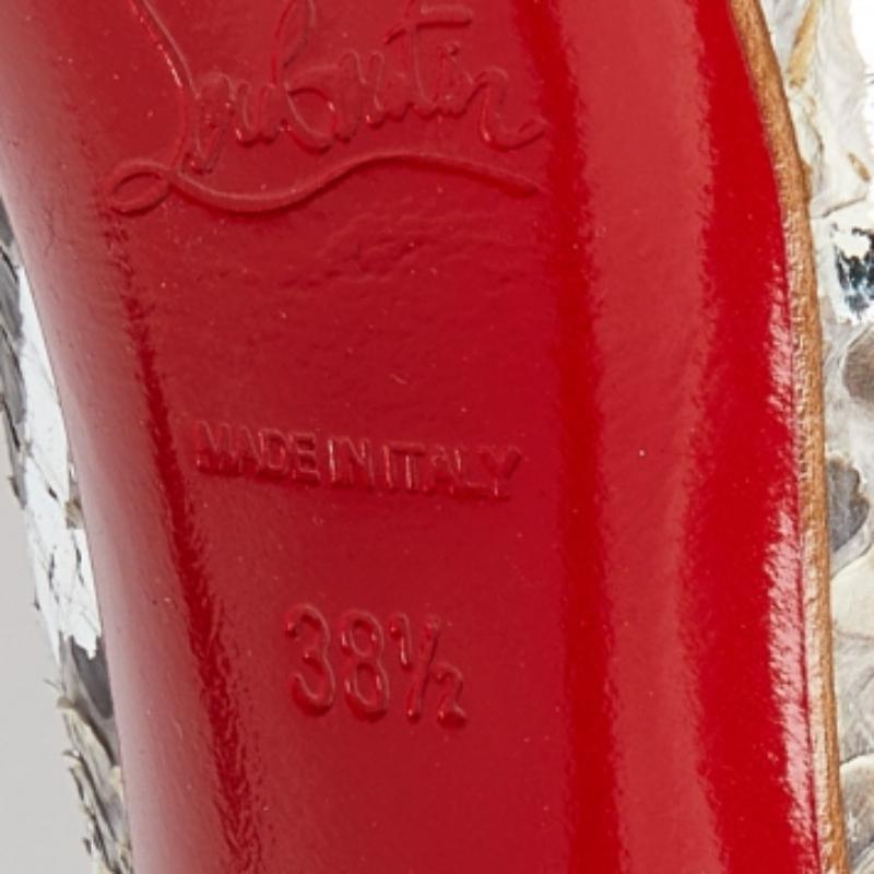 Queste décolleté di Christian Louboutin sono destinate ad essere una scelta amata. Splendidamente realizzate e bilanciate su tacchi eleganti, le décolleté solleveranno i tuoi piedi con una silhouette mozzafiato.