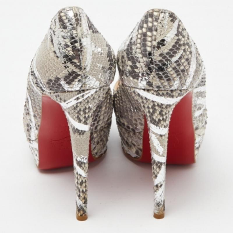 Christian Louboutin Grigio/Argento Pitone Lady Peep Toe Platform Pumps Taglia 38,5 in vendita 3