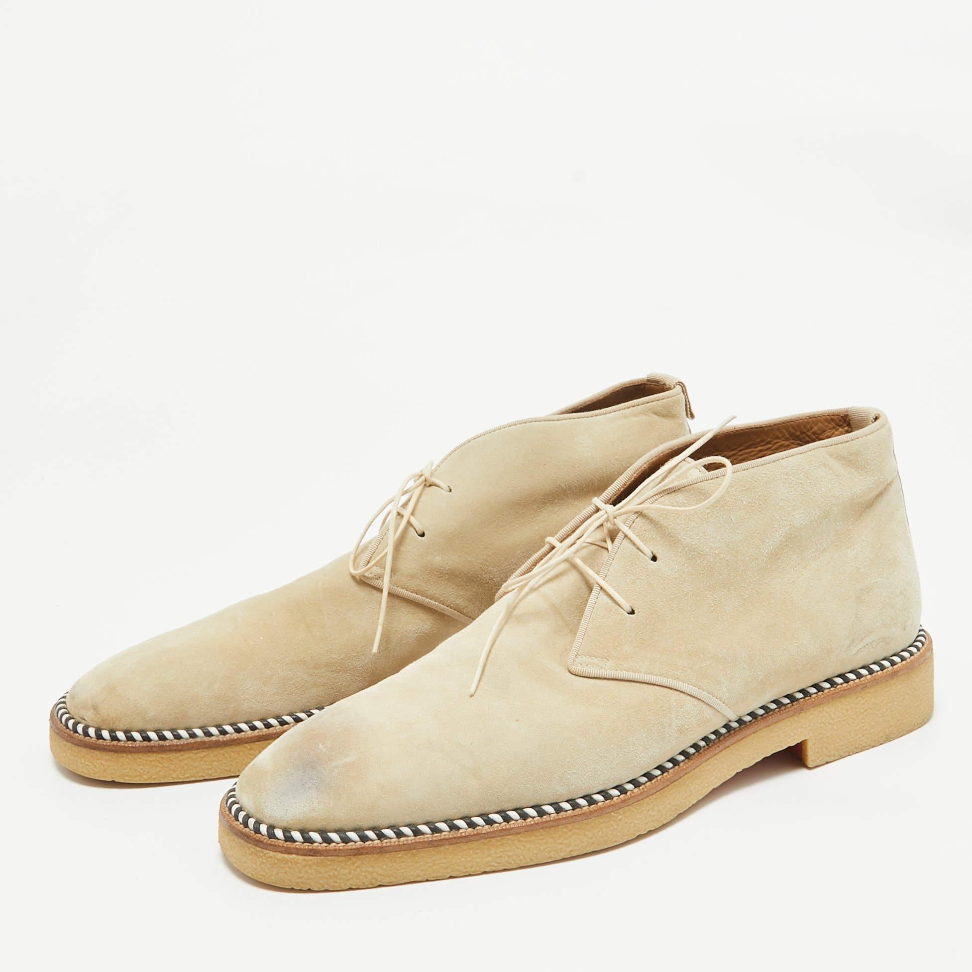 Profitez des journées les plus branchées avec ces authentiques bottes Christian Louboutin pour homme. D'une conception et d'une fabrication modernes, ils sont conçus pour vous offrir confort et élégance.