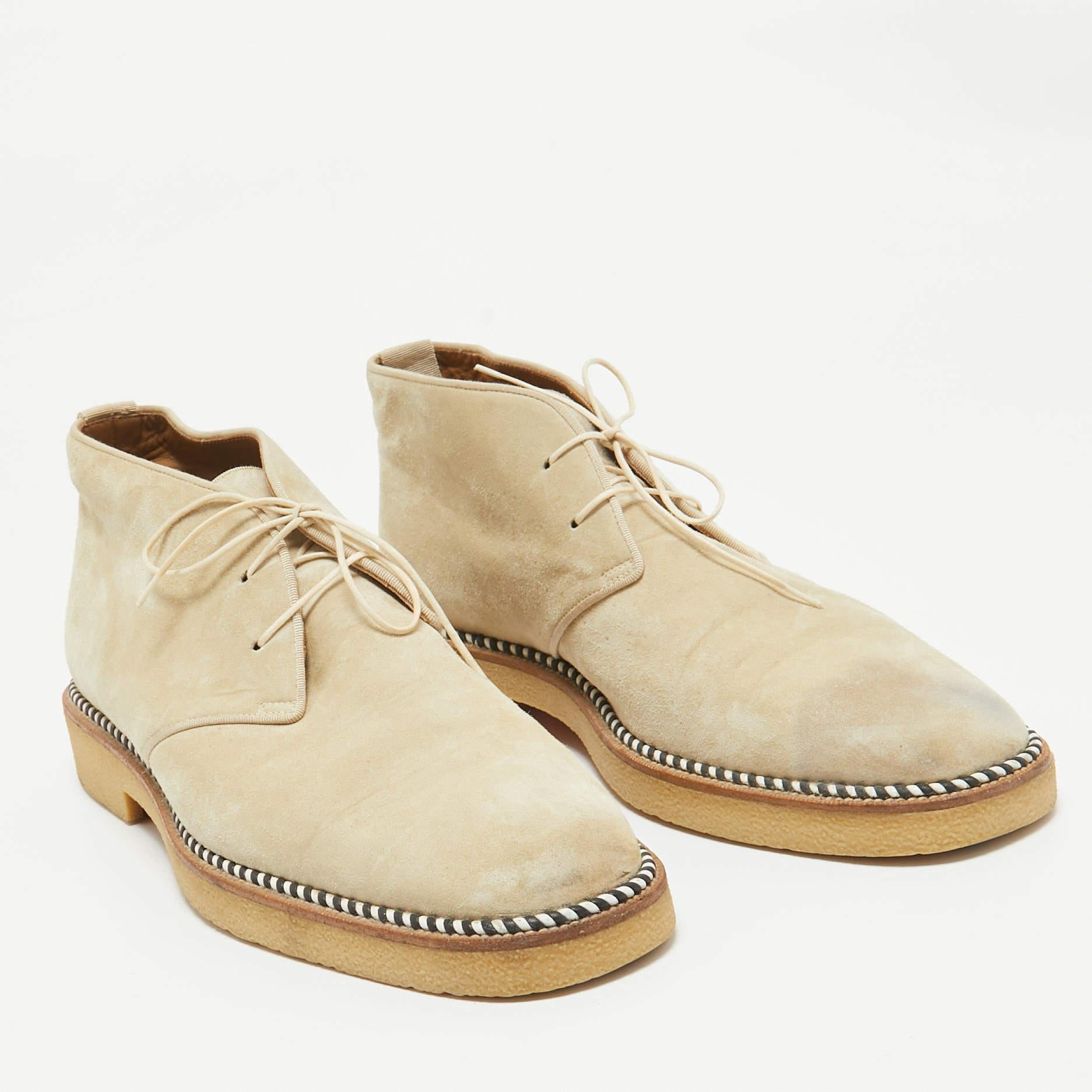 Christian Louboutin - Bottes de longueur cheville en daim gris, taille 44 État moyen - En vente à Dubai, Al Qouz 2