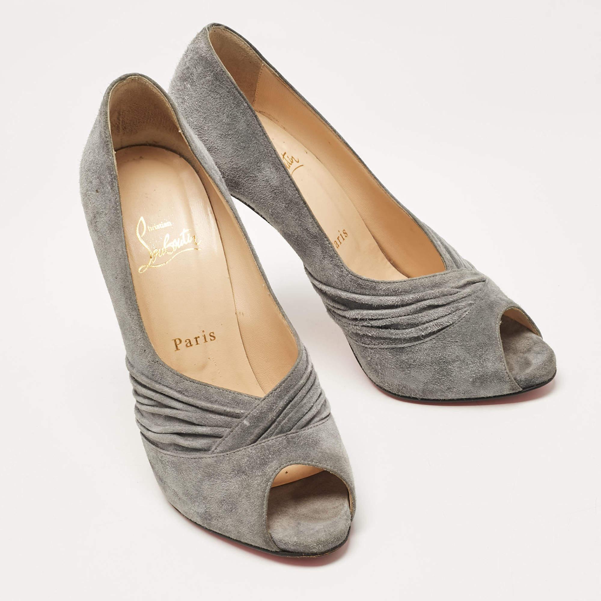 Christian Louboutin escarpins Lady Gres à bout ouvert en daim gris, taille 38,5 État moyen - En vente à Dubai, Al Qouz 2