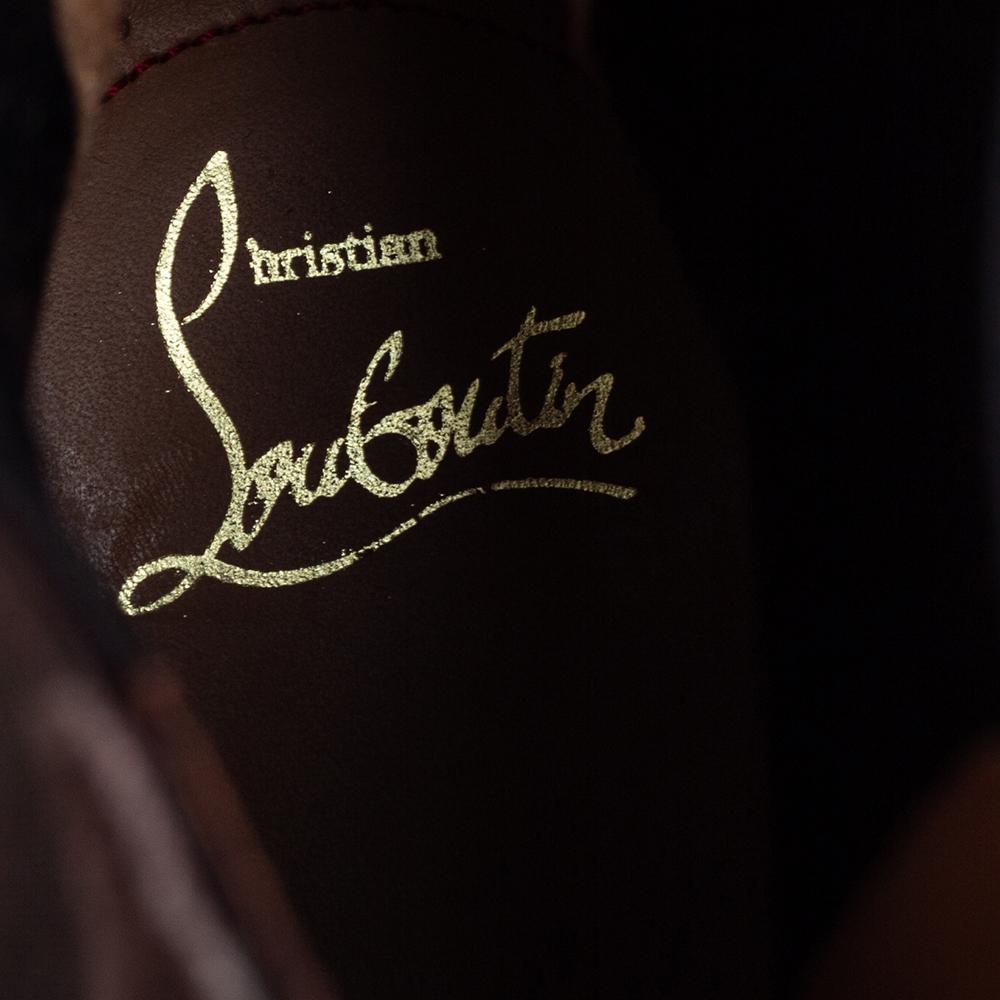 Christian Louboutin Grey Suede Samson Chelsea Boot Size 41 In Good Condition In Dubai, Al Qouz 2