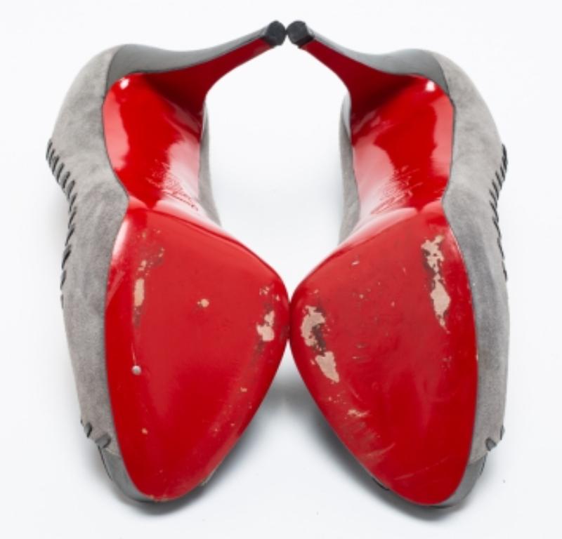Il dettaglio del punto a frusta delinea magnificamente questo paio di décolleté Christian Louboutin. Un classico intramontabile, realizzato in pelle scamosciata grigia e appoggiato su un tacco di 12,5 cm. La suola laccata di rosso di queste scarpe