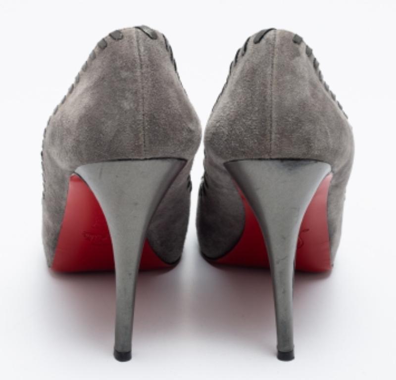 Christian Louboutin, camoscio grigio con punto a frusta Very Prive Peep-Toe Pumps Taglia 41 In condizioni buone in vendita a Dubai, Al Qouz 2