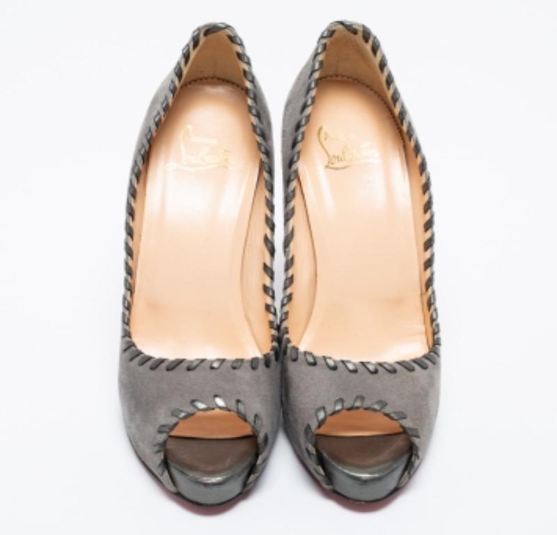 Christian Louboutin, camoscio grigio con punto a frusta Very Prive Peep-Toe Pumps Taglia 41 in vendita 2