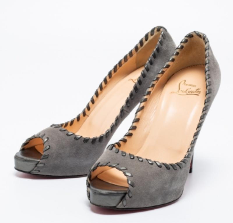 Christian Louboutin, camoscio grigio con punto a frusta Very Prive Peep-Toe Pumps Taglia 41 in vendita 3