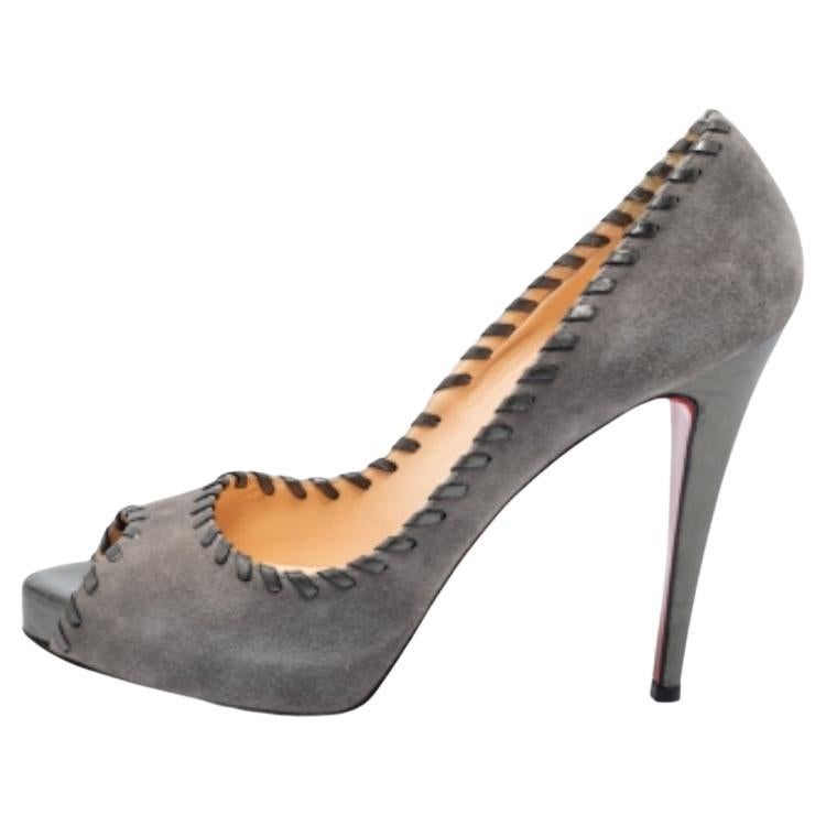 Christian Louboutin, camoscio grigio con punto a frusta Very Prive Peep-Toe Pumps Taglia 41