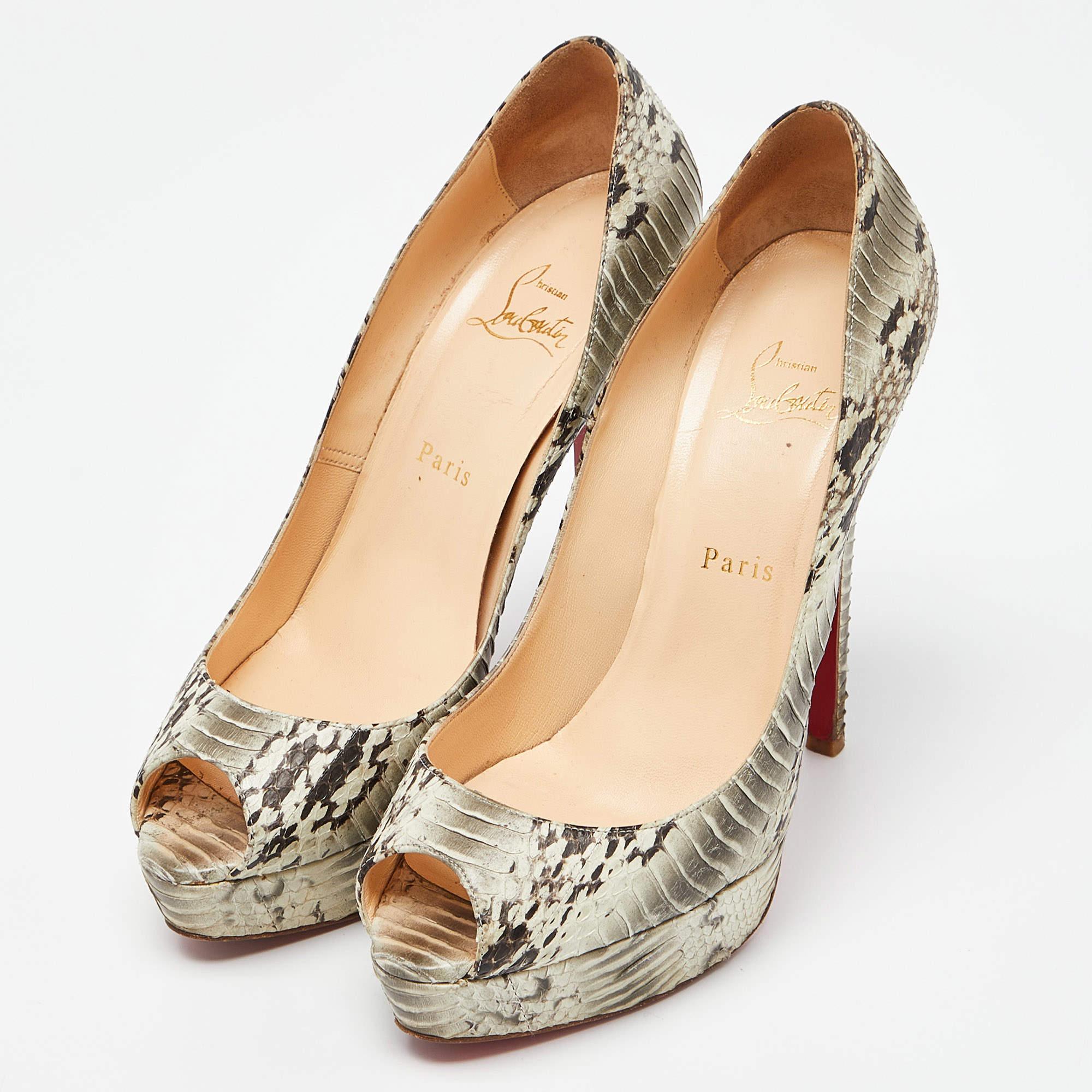 Die Tradition des Modehauses, gepaart mit modernem Design, macht diese Pumps zu einer fabelhaften Wahl. Sie helfen Ihnen, mit Leichtigkeit ein schickes Aussehen zu erzielen.