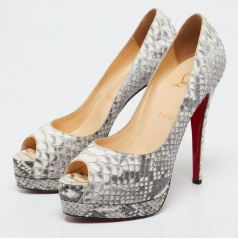 Añade un toque llamativo a tu atuendo con estos zapatos de plataforma Christian Louboutin Altadama de segunda mano. Están confeccionados en piel de pitón gris/blanca y diseñados con peep toes, plataformas y tacones de 13 cm de altura.