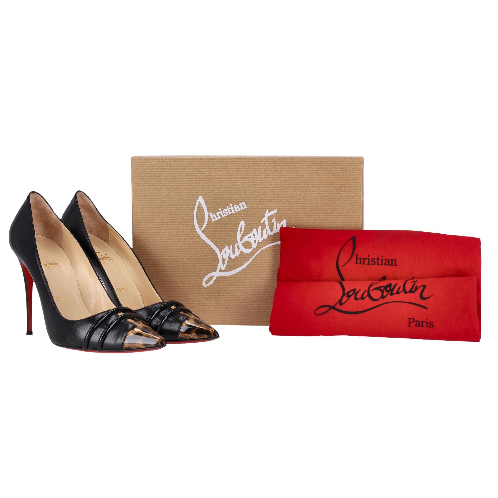 Tacchi Christian Louboutin con punta in vernice con stampa leopardo

Décolleté in pelle nera con punta in vernice leopardata.

Caratterizzate da dettagli cut-out e cinturini in vernice sulla tomaia.

Tacco a spillo alto e rifinito con l'iconica