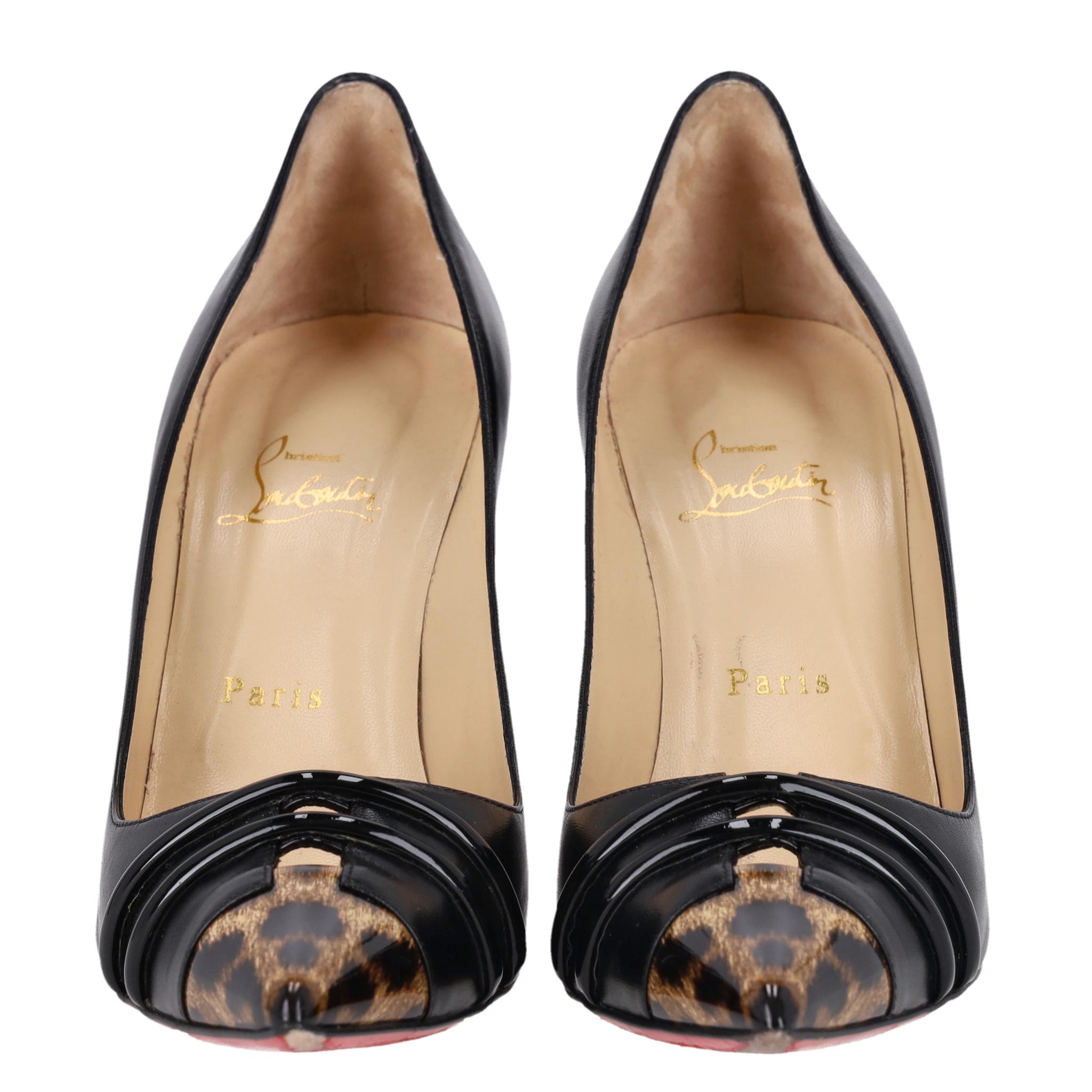 Nero Tacchi Christian Louboutin con punta in vernice con stampa leopardo in vendita