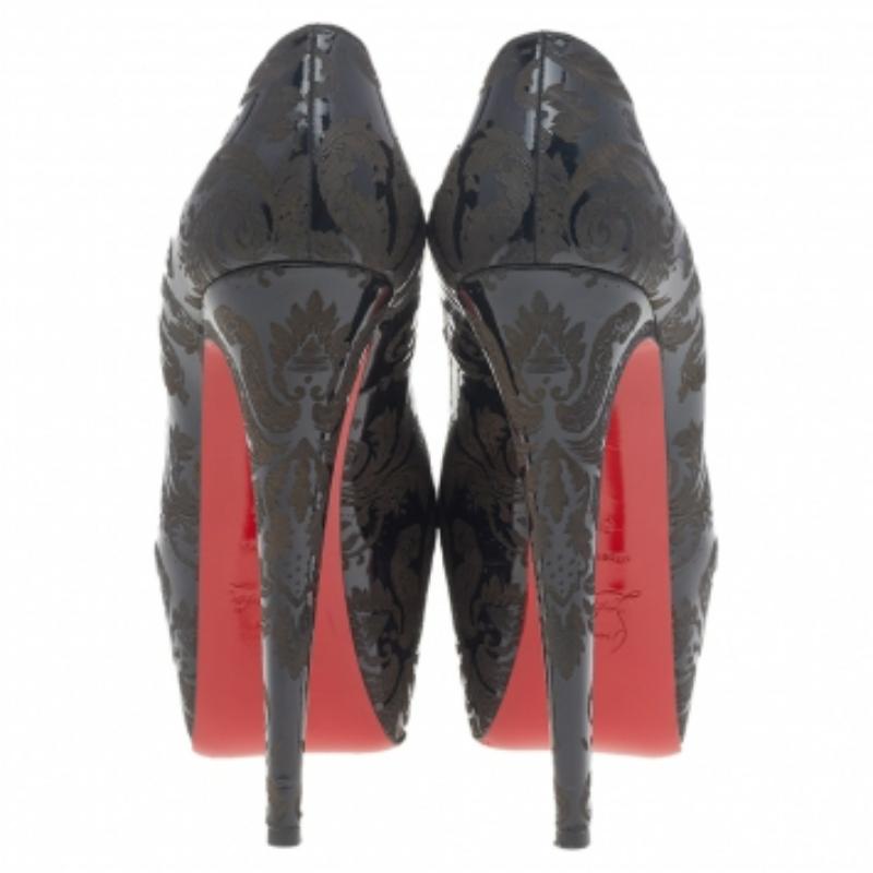 Christian Louboutin Alteza Arabesco Motivo Peep Toe Plataforma Bombas Tamaño 38.5 en Bueno estado para la venta en Dubai, Al Qouz 2
