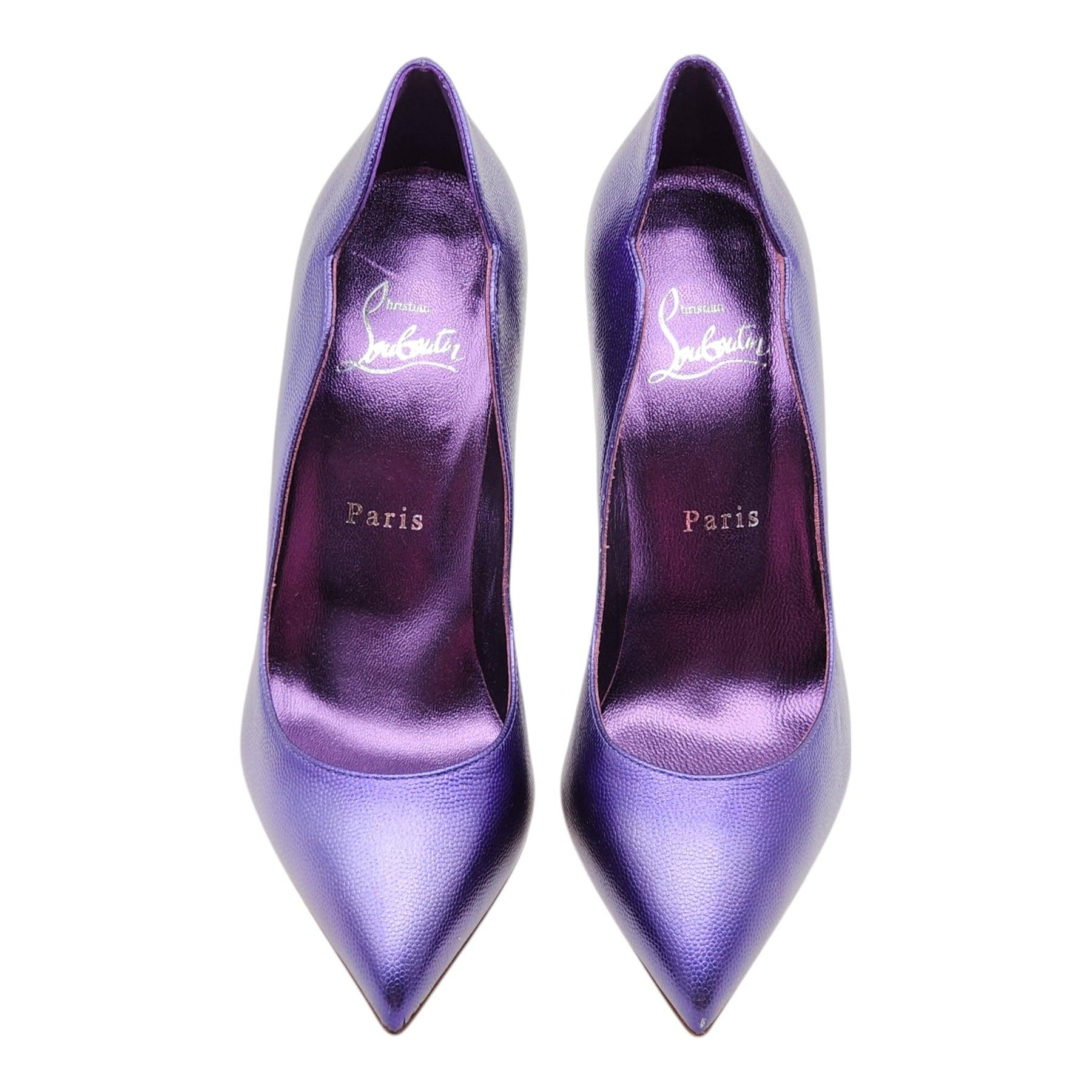 Christian Louboutin Hot Chick Pumps in purple leather. FW 2024 Collection

Notes from Louboutin:The Hot Chick pump is an iconic Maison Christian Louboutin design with a low-cut vamp, a pointed toe and V-shaped notches under the ankle. Set on a 100