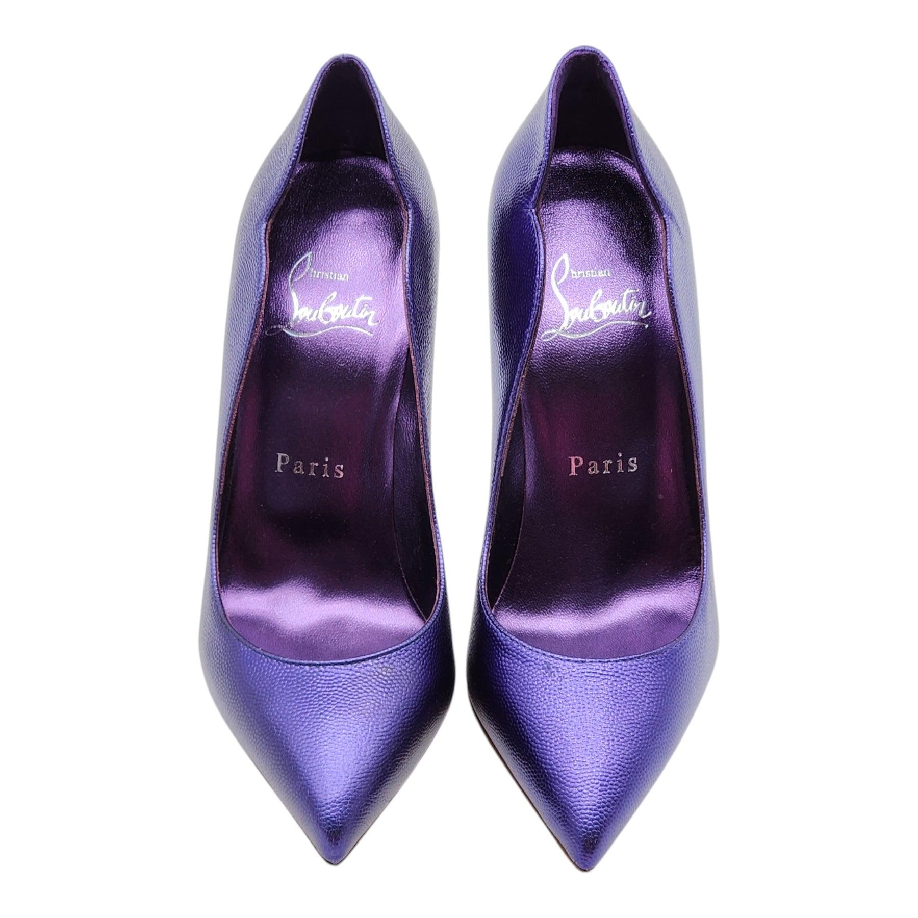 Christian Louboutin Hot Chick Pumps in pelle viola. Collezione FW 2024. 

Note di Louboutin:La décolleté Hot Chick è un modello iconico della Maison Christian Louboutin con tomaia scollata, punta a punta e intagli a forma di V sotto la caviglia. Con