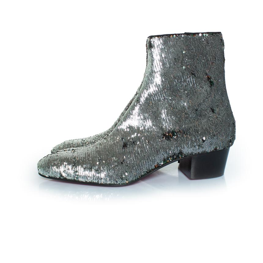 Christian Louboutin, botas Huston glitter en plata. El artículo es nuevo, no se ha usado.

ESTADO: nuevo - sin usar

TALLA: 44

MEDIDAS DE LA PLANTILLA: 29 cm

MEDIDAS DEL TACÓN 5 cm PLATAFORMA: 1 cm

ALTURA EJE: 18 cm ANCHURA SUPERIOR: 11,5