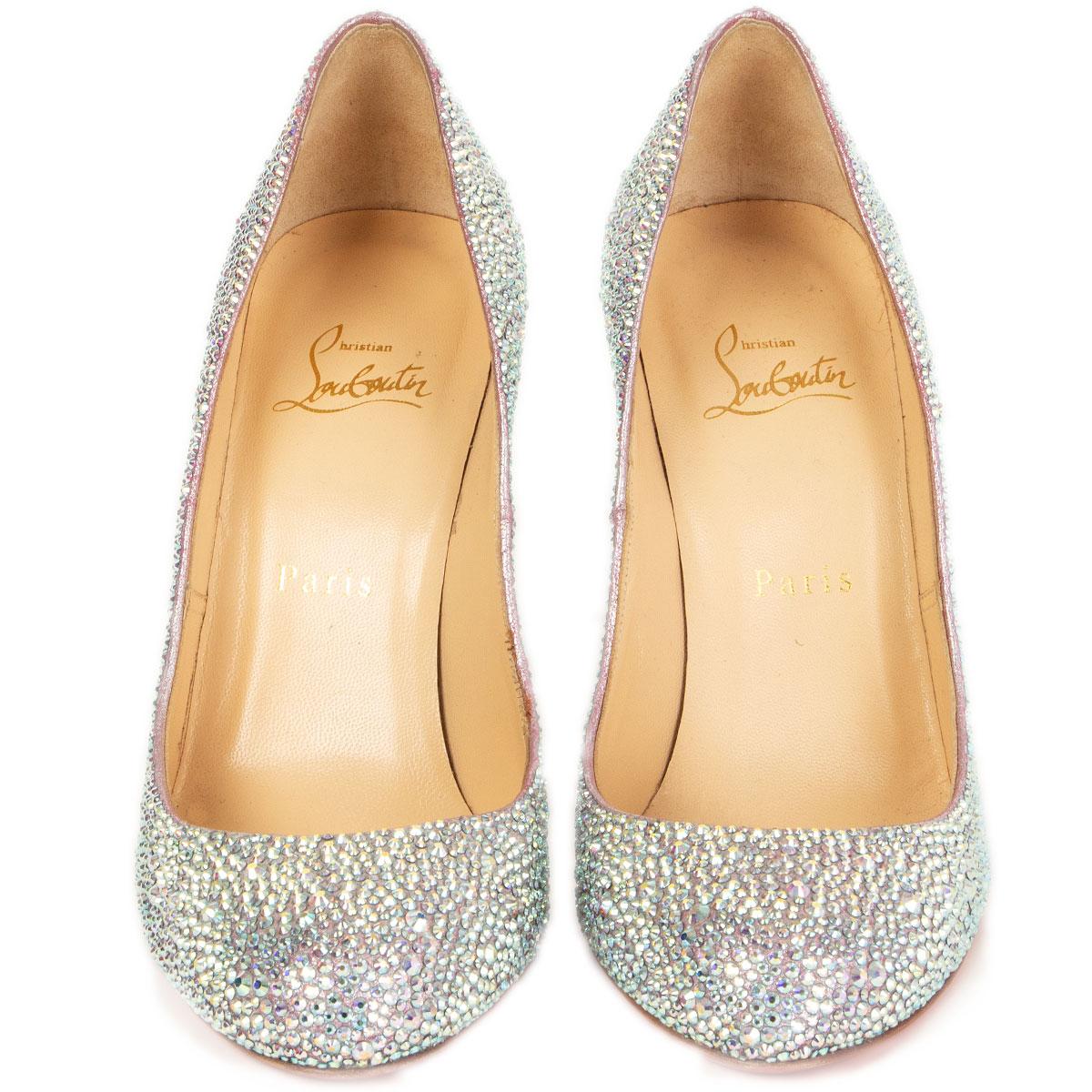100% authentische Christian Louboutin Fifi 100 runde Zehen-Pumps mit funkelnden schillernden Swarovski-Kristallen verziert. Brandneu. 

Maße
Aufgedruckte Größe	38
Schuhgröße	38
Innensohle	24.5cm (9.6in)
Weite	7.5cm (2.9in)
Absatz	10cm (3.9in)

Alle