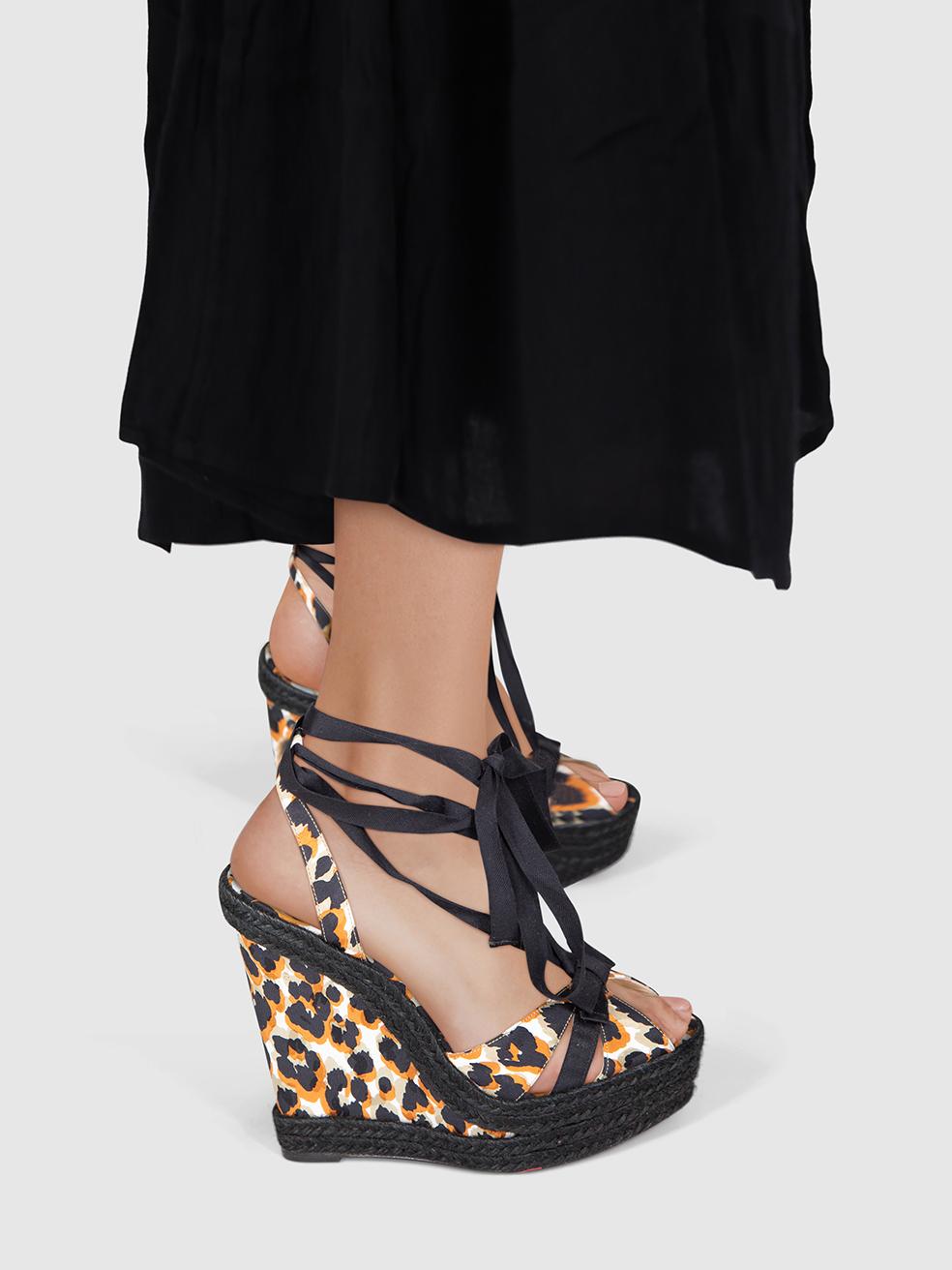 CONDITION ist sehr gut. Kaum sichtbare Abnutzungserscheinungen an den Wedges sind bei diesem gebrauchten Christian Louboutin Designer-Wiederverkaufsartikel zu erkennen. Dieses Paar Schuhe wird im originalen Staubbeutel geliefert.
 

 Einzelheiten
