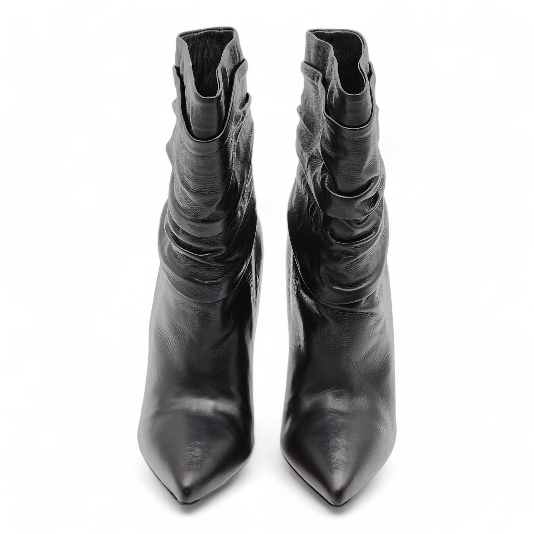 Christian Louboutin Ishtar Stiletto Boots en cuir en noir.

Informations complémentaires :
MATERIAL : Cuir
Couleur : Noir
Taille : 35.5 EU
Pays : Italie
Dimension : Hauteur du talon 4