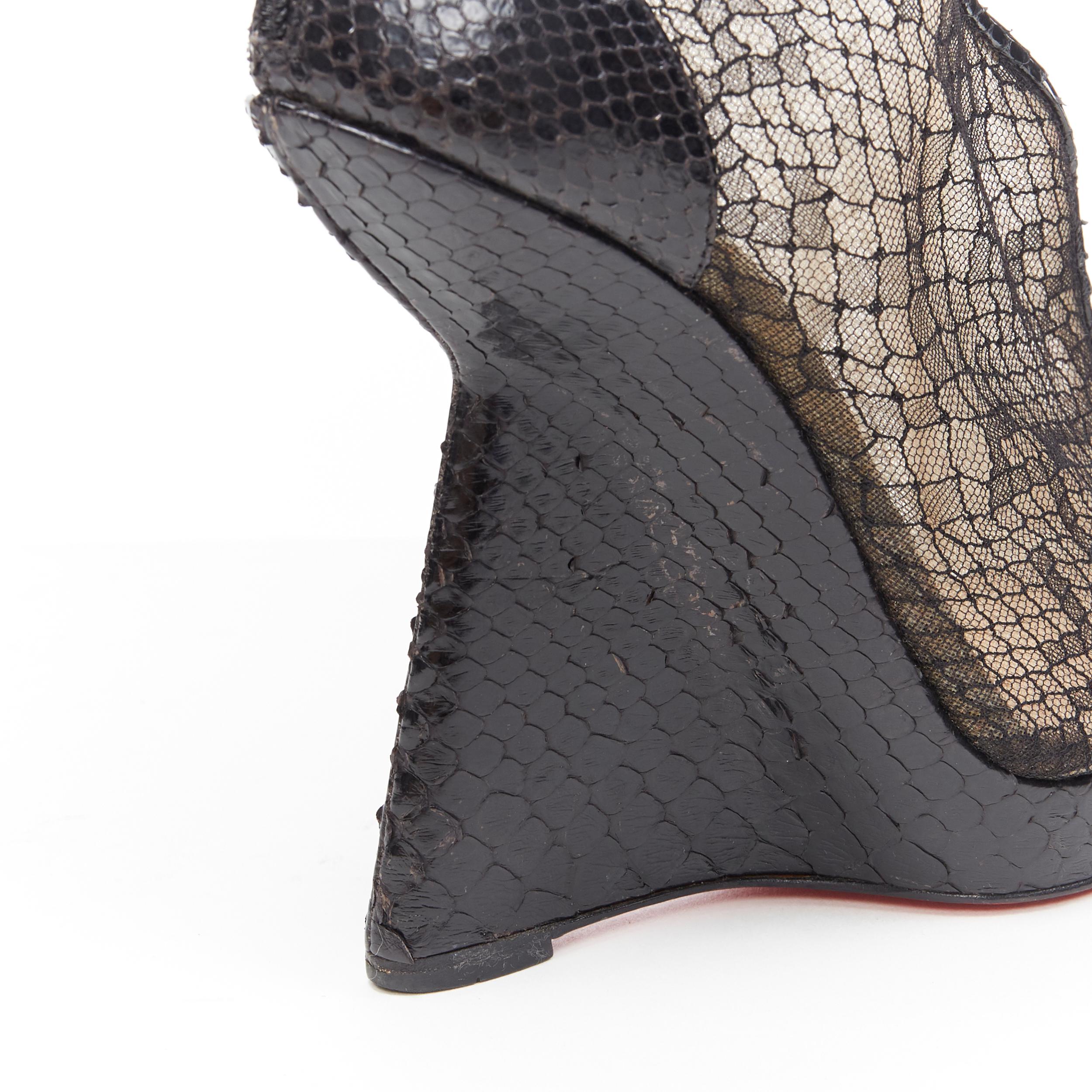 CHRISTIAN LOUBOUTIN Janet 120 black lace peep toe platform scaled wedge EU37
Brand: Christian Louboutin
Designer: Christian Louboutin
Model Name / Style: Janet 120
Material: Leather
Color: Black
Pattern: Other
Closure: Zip
Lining material: