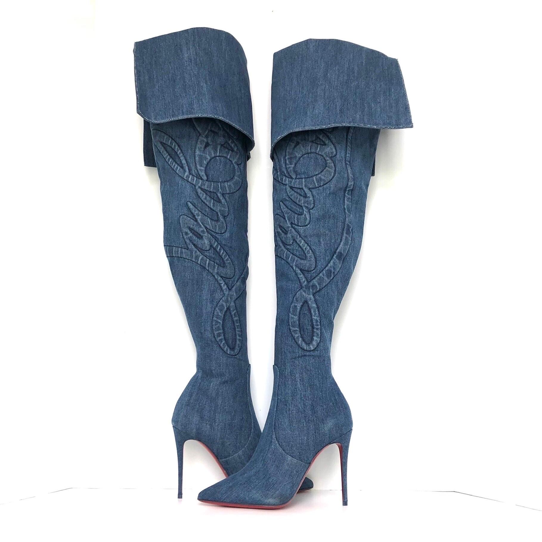 Christian Louboutin OTK Kate Botta Alta 100 Vaqueros Loubi
Nuevo, sin caja original (algunas zonas con ligeras rozaduras) 
Color Azul
Talla 36.5EU
Parte superior de algodón
Forrado de piel
Suela de cuero rojo
Punta afilada
Logotipo Louboutin a cada