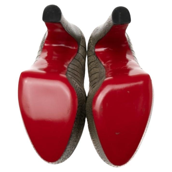 Présentés par la maison Christian Louboutin, ces escarpins Bibi sont conçus avec des caractéristiques sélectives pour offrir élégance et prestance. Elles sont réalisées en cuir d'autruche vert kaki et présentent des orteils arrondis, des