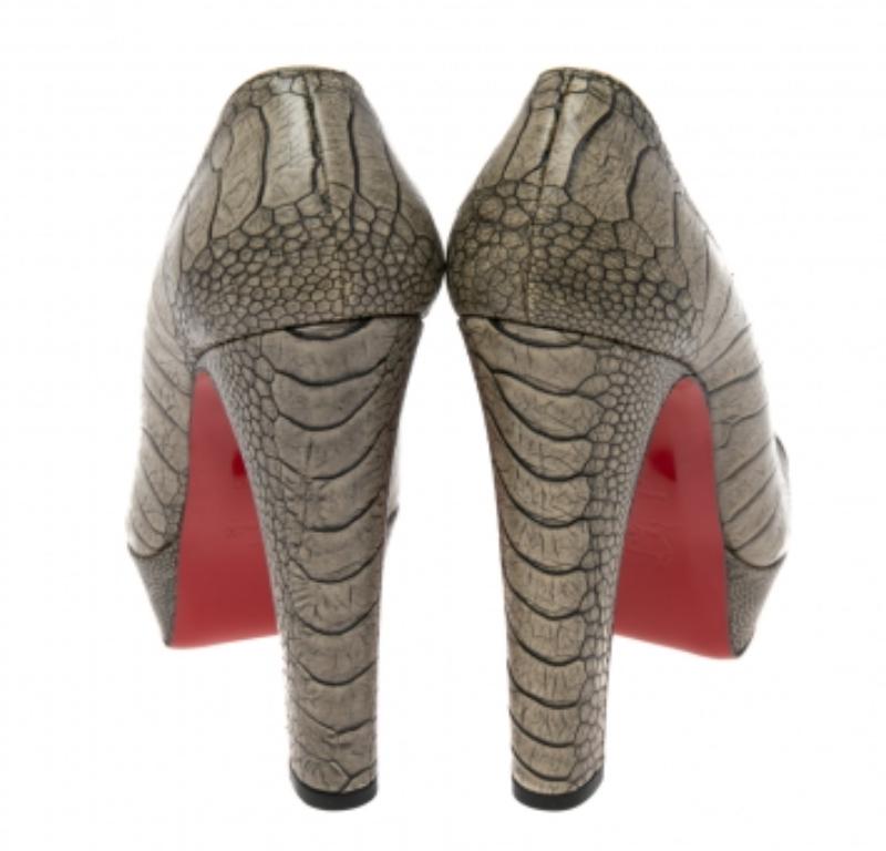 Beige Christian Louboutin escarpins Bibi à plateforme en cuir d'autruche vert kaki, taille 37 en vente