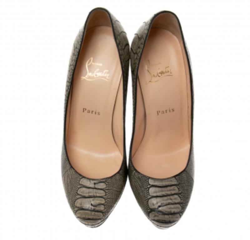 Christian Louboutin escarpins Bibi à plateforme en cuir d'autruche vert kaki, taille 37 Excellent état - En vente à Dubai, Al Qouz 2