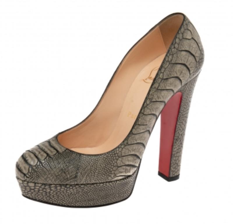 Christian Louboutin escarpins Bibi à plateforme en cuir d'autruche vert kaki, taille 37 en vente 1