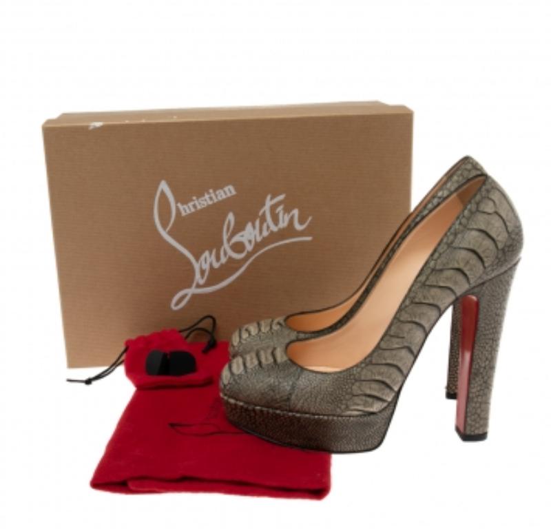 Christian Louboutin escarpins Bibi à plateforme en cuir d'autruche vert kaki, taille 37 en vente 2