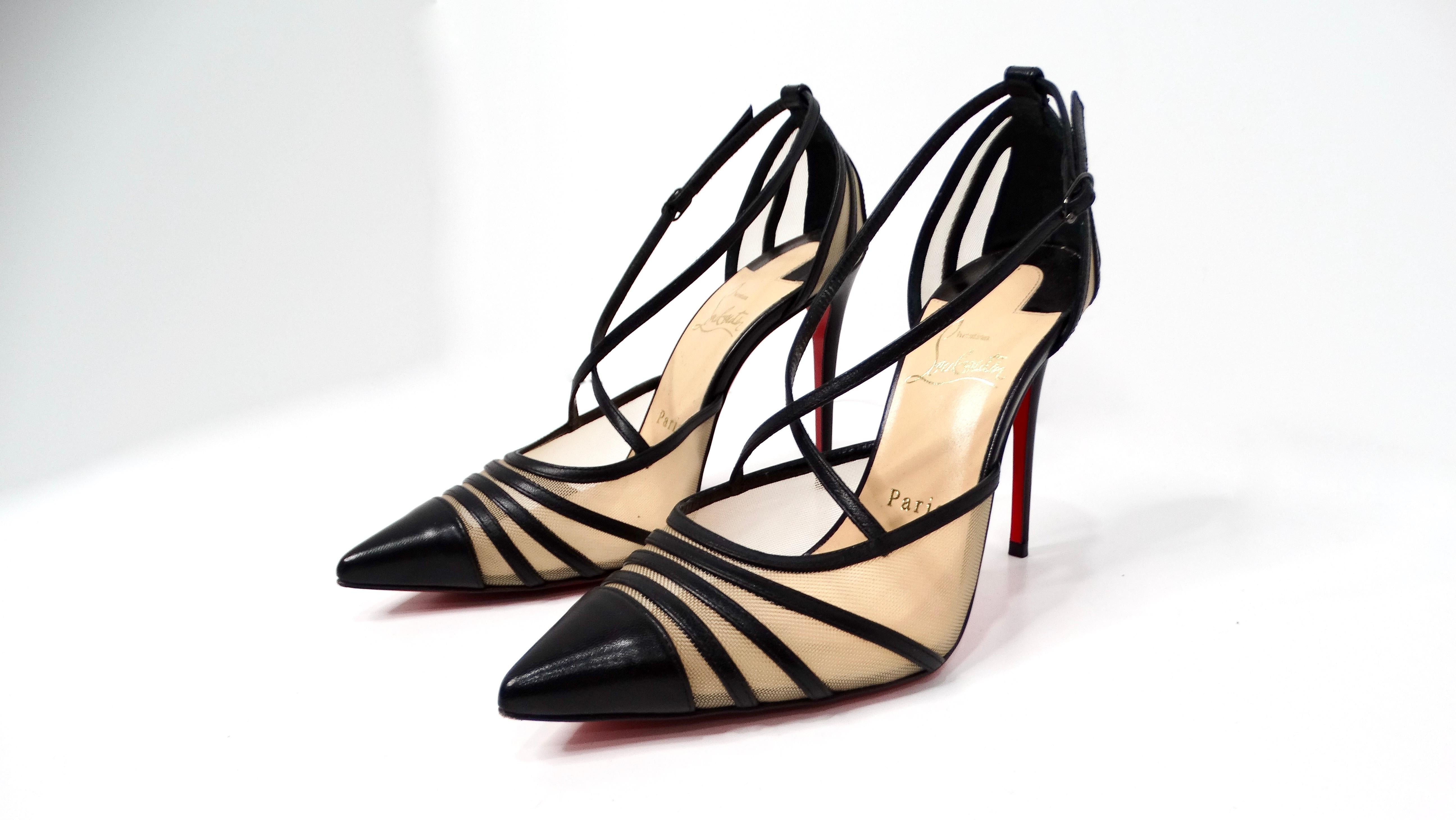Eleganza senza tempo con le Christian Louboutin Kid Rete Theodorella 100mm in pelle nera. Questi tacchi sorprendenti sono un capolavoro di design, che fonde la lussuosa pelle nera con delicati pannelli in rete color nude per un look sofisticato e
