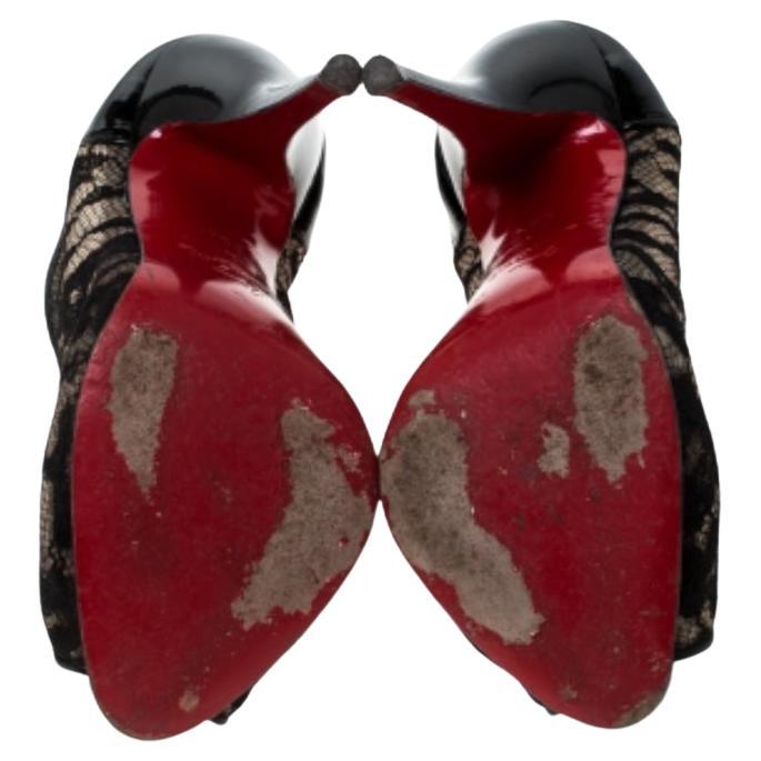 Mit einer spitzenartigen Oberfläche, die den Gesamteindruck des Designs unterstreicht, ist dieses Paar Christian Louboutin Pumps ein stilvolles Accessoire, das Ihre Garderobe schmückt. Das Design mit Lacklederbesatz, Stiletto-Absatz und