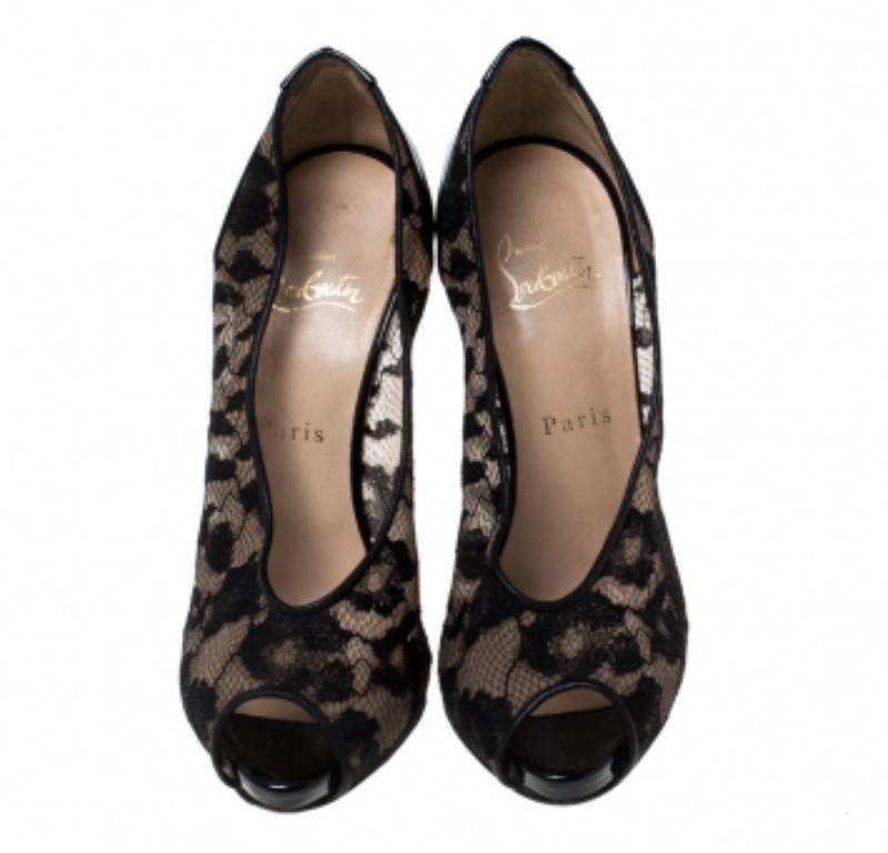 Christian Louboutin Spitze und Lackleder Ambro Peep Toe Pumps Größe 36.5 im Zustand „Gut“ im Angebot in Dubai, Al Qouz 2