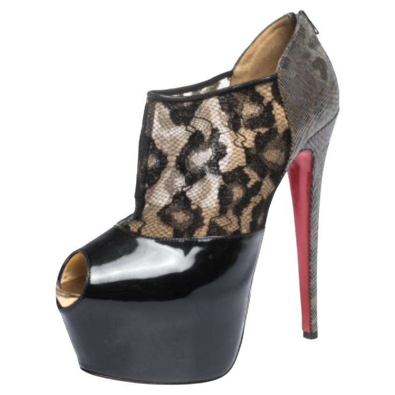 Christian Louboutin Lamé Patent Aeronotoc Peep Toe Plattform Booties Größe 38 im Angebot