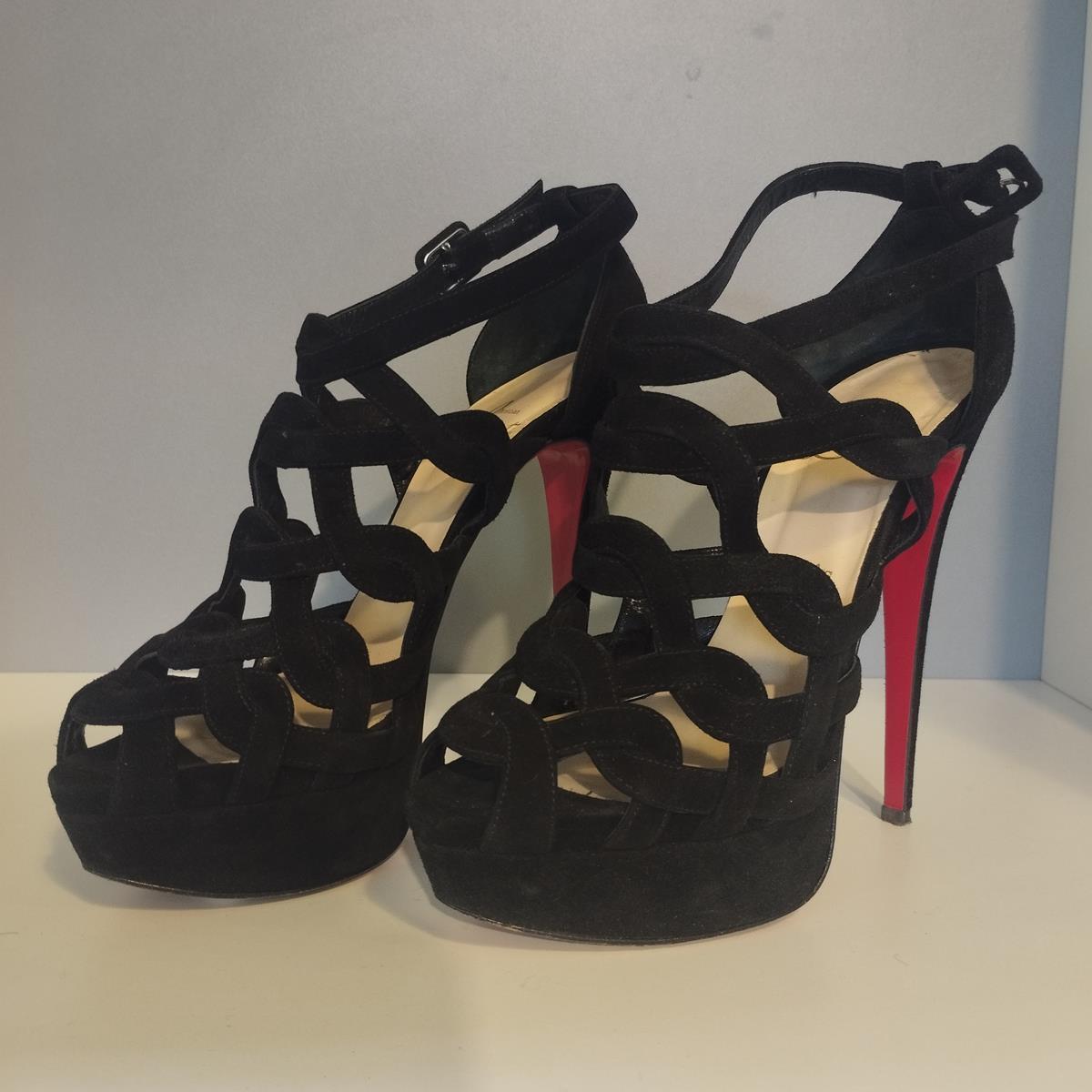 Bellissimi e chic i sandali di Louboutin
Camoscio
Colore nero
Cinturino alla caviglia
Altezza del tacco cm 15 (5,9 pollici)
Plateau cm 3 (1,18 pollici)
Spedizione veloce in tutto il mondo inclusa nel prezzo