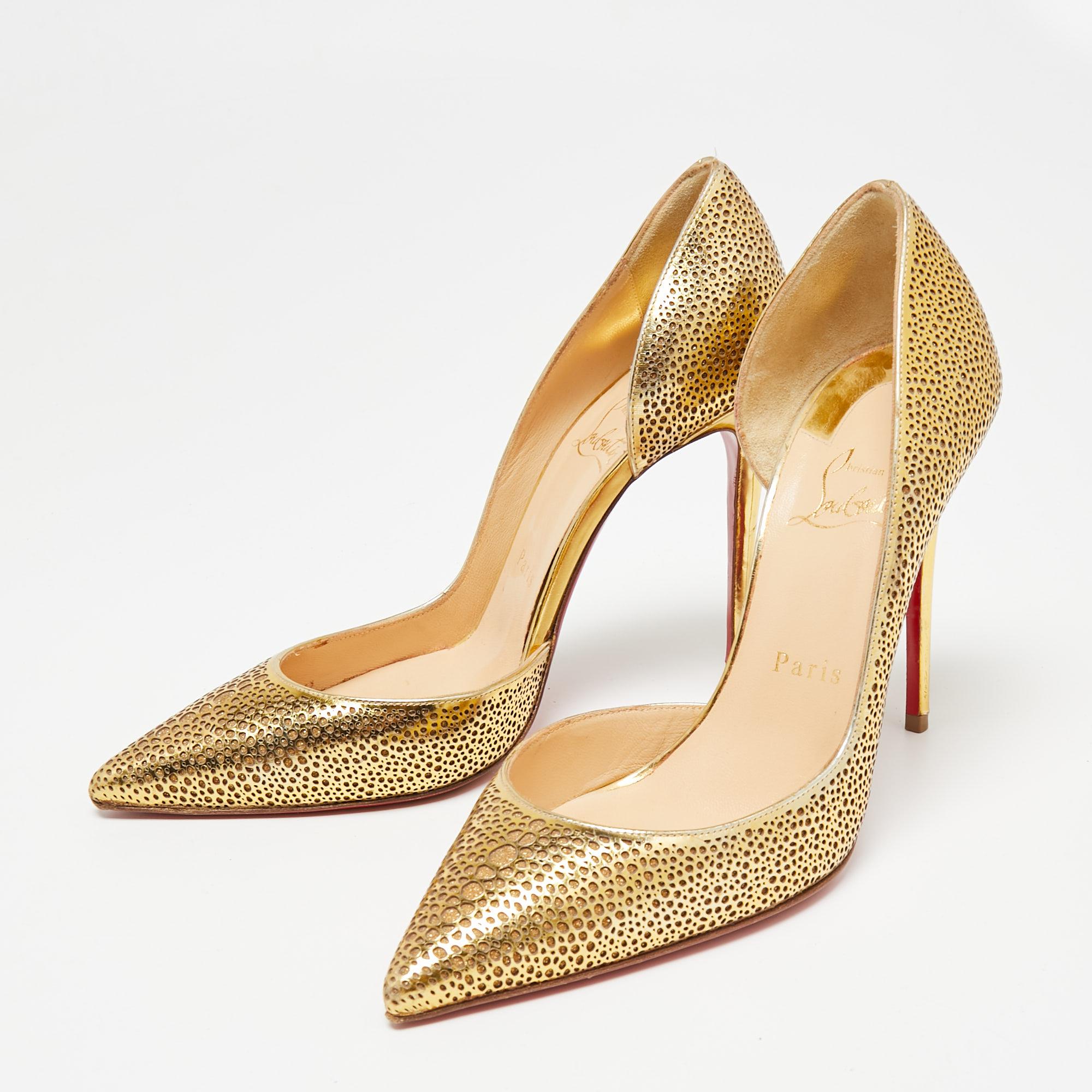 These curvaceous Christian Louboutin pumps are a timeless wardrobe staple. Crafted from luxurious material, they feature well-lined insoles that offer endless comfort.

