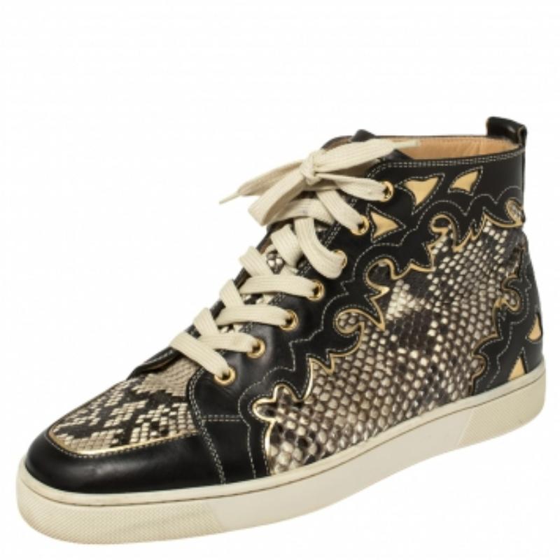 Sfoggia un look elegante e di classe con questo paio di sneakers alte di Christian Louboutin. Realizzato in pelle e pitone, questo paio nero-beige incarna davvero il lusso e il comfort. Presentano uno stile distintivo, stringhe, solette in pelle e