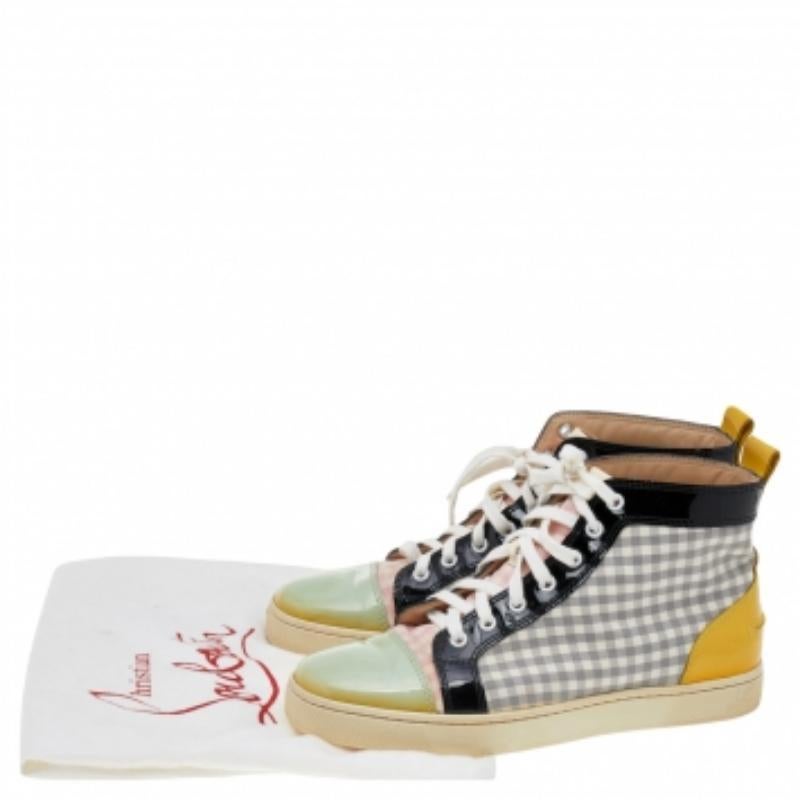 Christian Louboutin verleiht diesen Sneakern einen besonderen Look. Sie sind aus einer Mischung aus Lackleder und Schottenstoff gefertigt und mit Schnürsenkeln versehen. Die roten Sohlen dieser High-Top-Sneaker von Louis unterstreichen jeden Ihrer